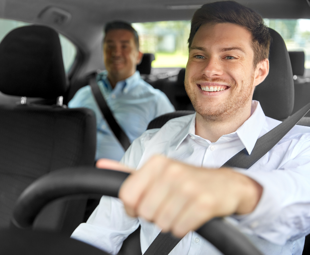 Zwei Männer fahren in einem Auto